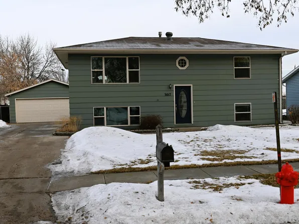3017 Madison Ave N, Fargo, ND 58102