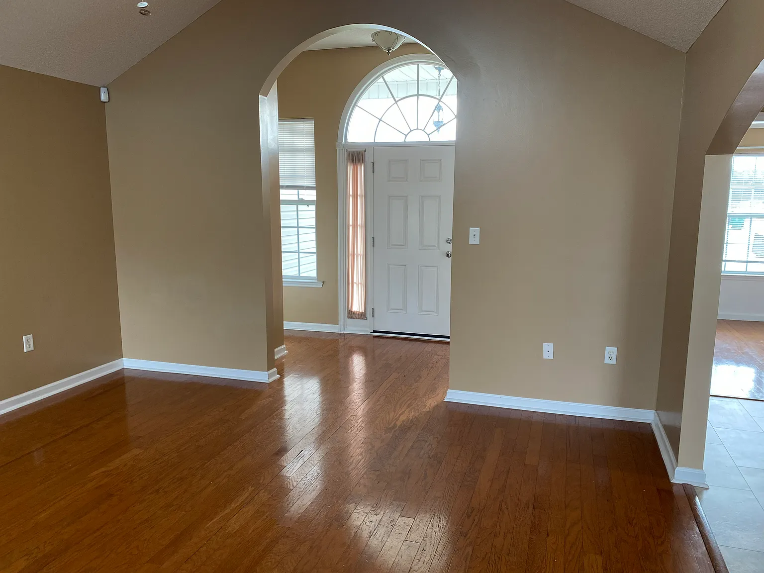 3 bed, 1414 sqft, $1,800 — Photo 1