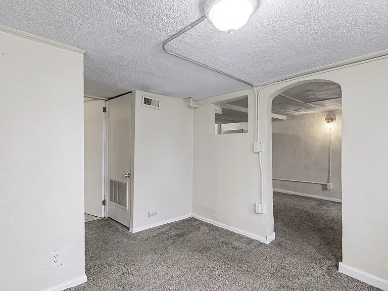 610 E Monument St — Photo 9