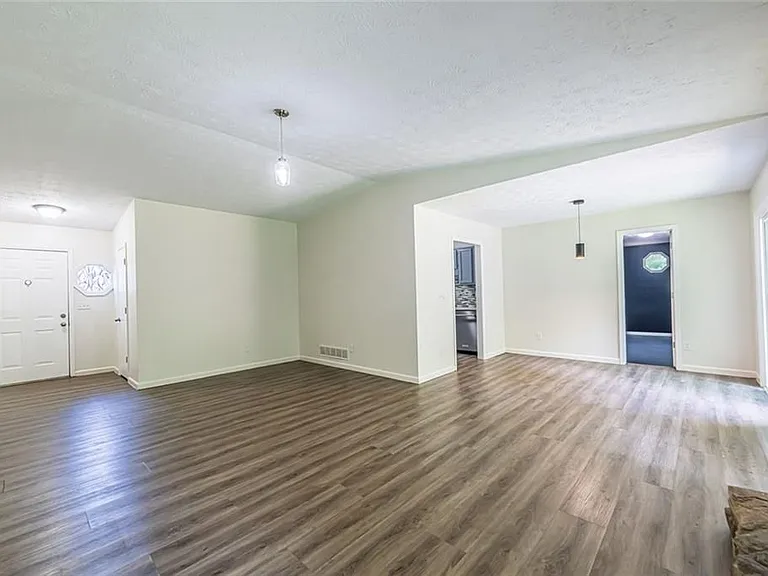 2100 Whitebluff Way — Photo 10