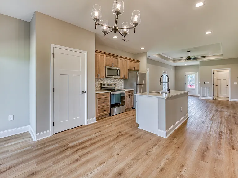 221 Monroe Dr — Photo 14