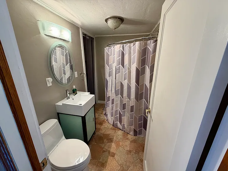 1747 N Ullman St — Photo 3