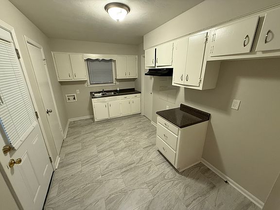 4th image of 3392 Hallbrook St