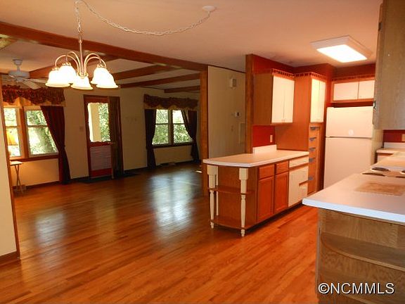 4th image of 844 Mountain View Dr