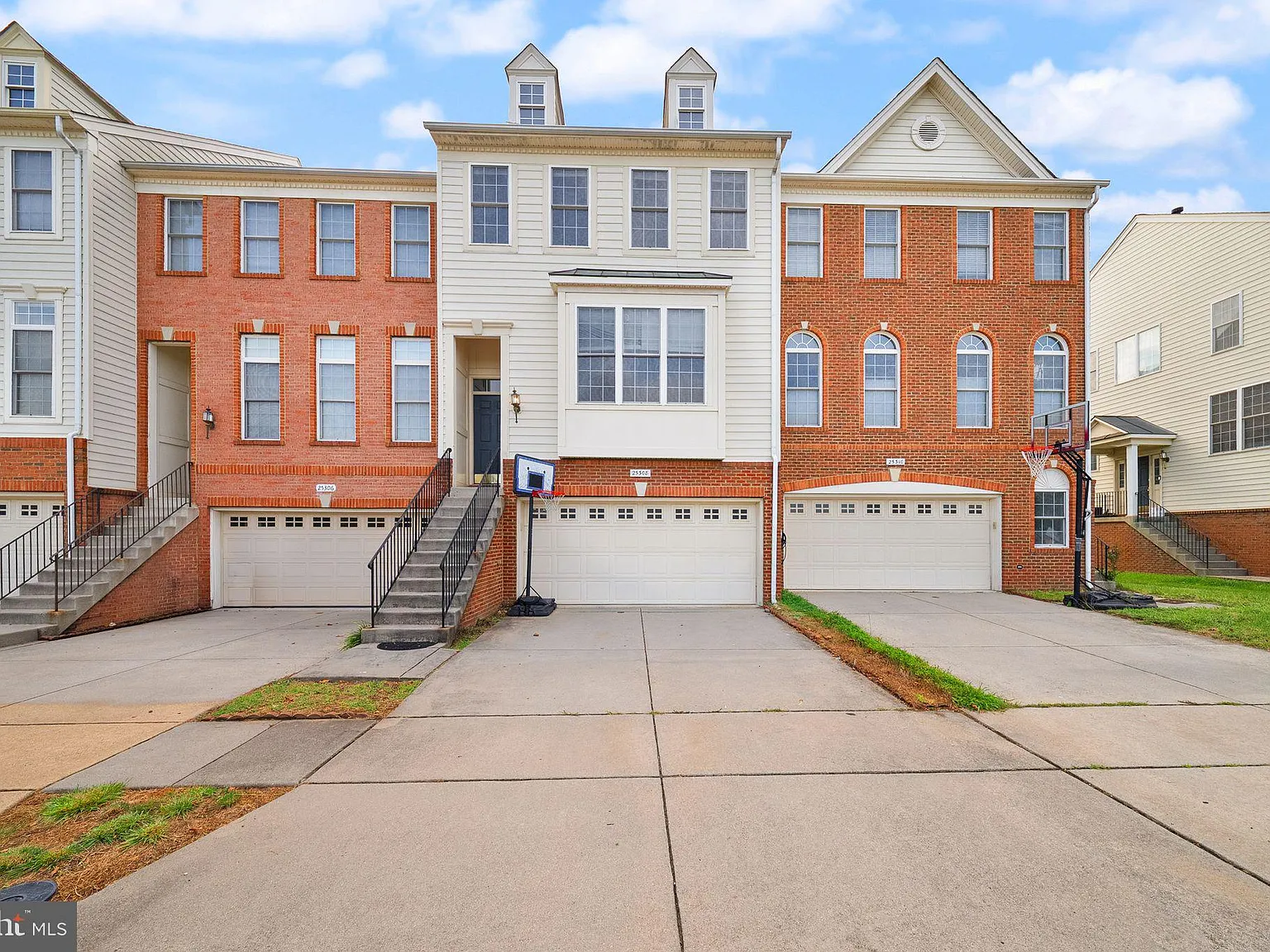 3 bed, 4.0 bath, 2301 sqft, $3,400 — Photo 2