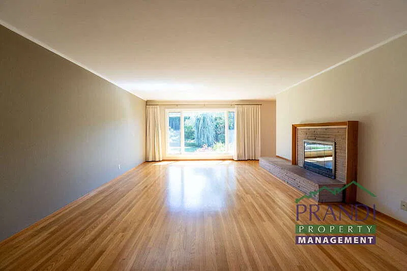 4 bed, 2.5 bath, 1732 sqft, $5,250 — Photo 4