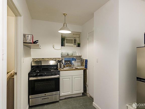 5th image of 208 Grand St APT 8