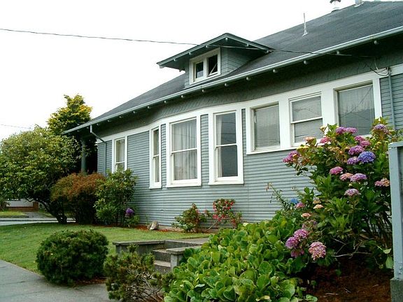 Bay windows and all amenities downstairs