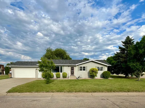 3221 13th St SW, Minot, ND 58701