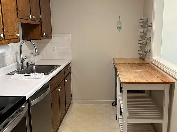 5th image of 3 Hallmark Gdns APT 10