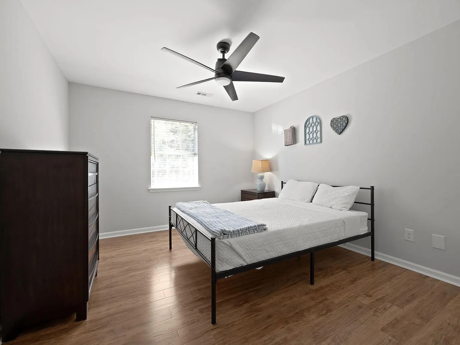 4 bed, 2.0 bath, 1400 sqft, $1,070 — Photo 1