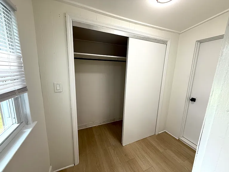 1409 Lawrence Ave — Photo 9