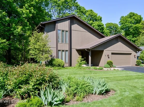 11 Dorchester Ct, Sugar Grove, IL 60554