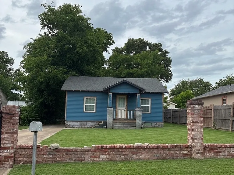 2151 E Oklahoma Pl — Photo 1