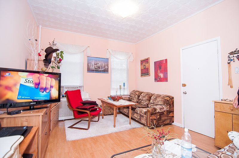 2nd image of 180 Kingsland Ave