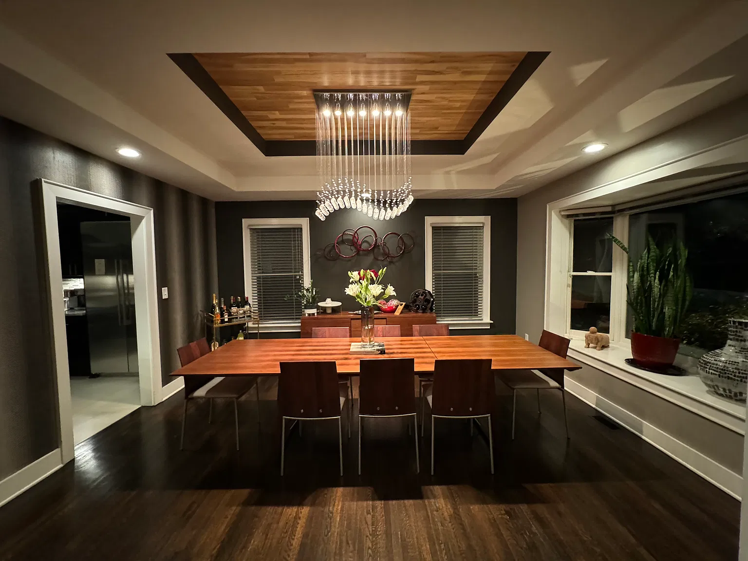 5 bed, 5.5 bath, 5600 sqft, $9,997 — Photo 2