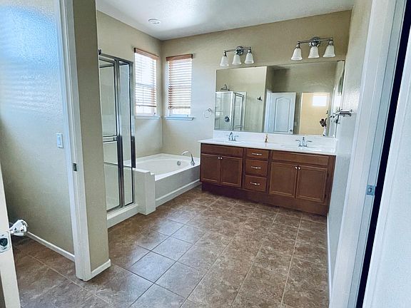 Master bedroom en suite bathroom