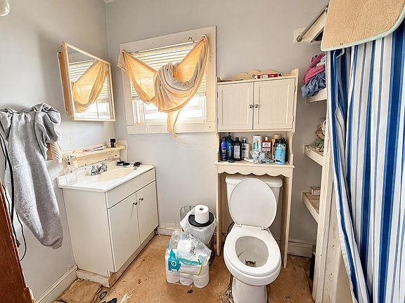 9th image of 401 Vernon St