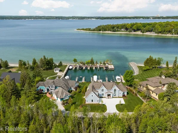 7615 Oyster Bay Dr, Charlevoix, MI 49720