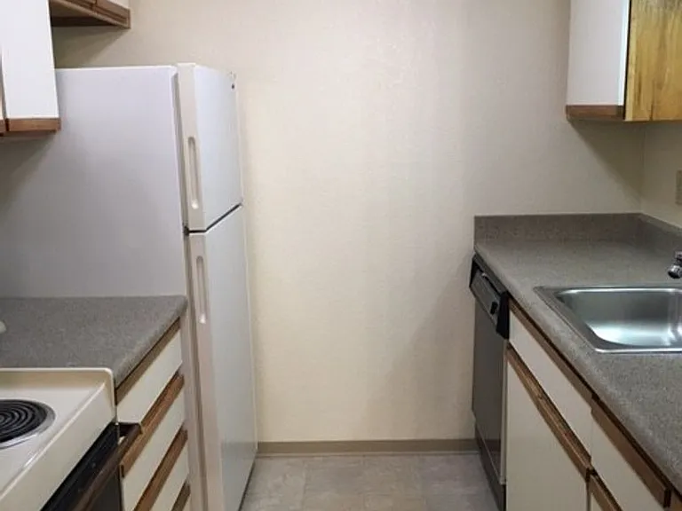 Hilltop Court Apartments — Photo 1