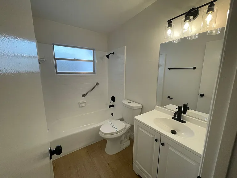 2 Bedroom/1 Bathroom Move-in Ready Townhome w\ 1 Month Free Rent!! — Photo 19
