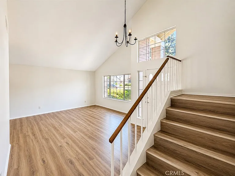 33 Wakefield — Photo 2
