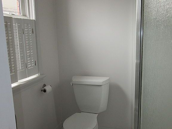 Bathroom (1st floor)