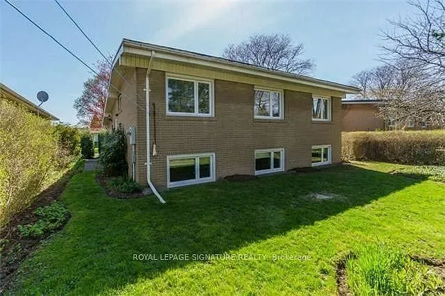 12 Lacewood Cres — Photo 15