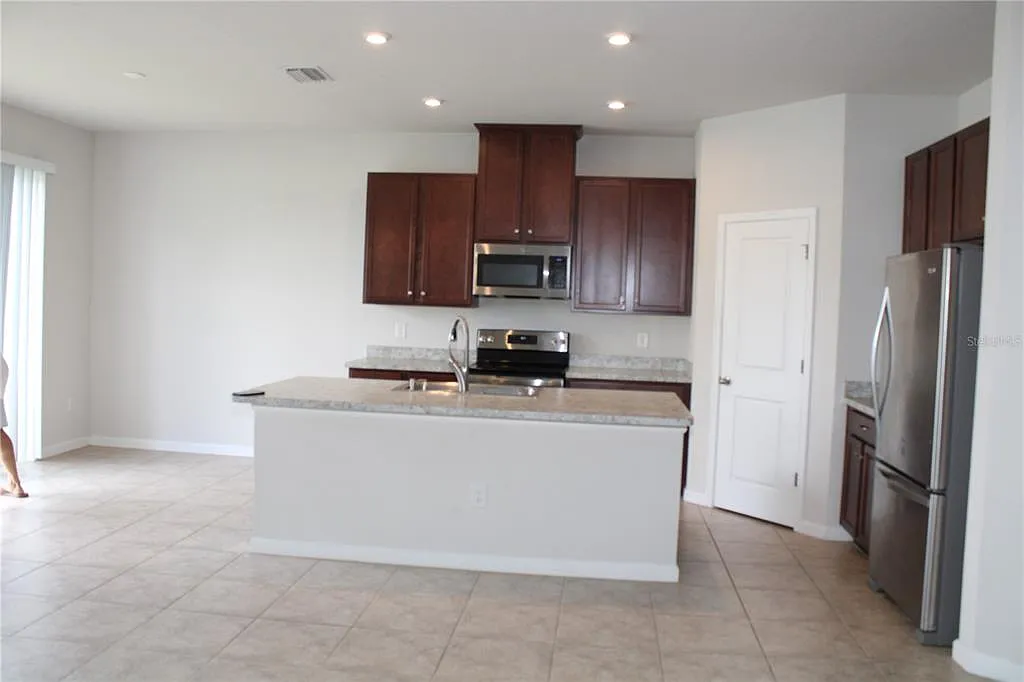 3 bed, 2.0 bath, 1850 sqft, $2,200 — Photo 3