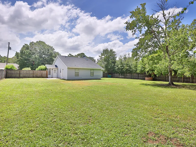 213 Walker Cir W — Photo 2