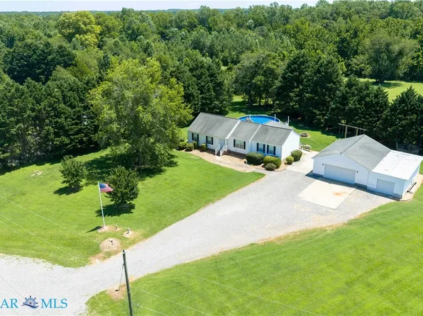 2 Healys Trace Ln, Locust Hill, VA 23092