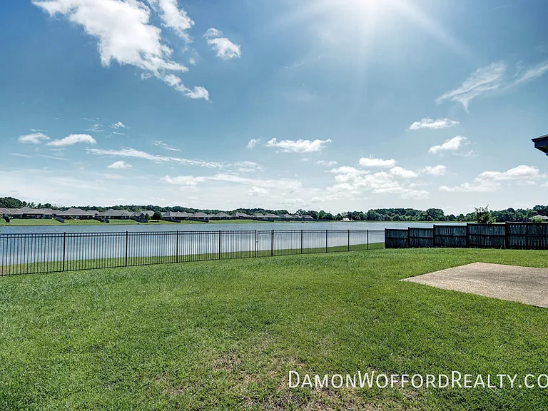 142 Lakeway Dr — Photo 25