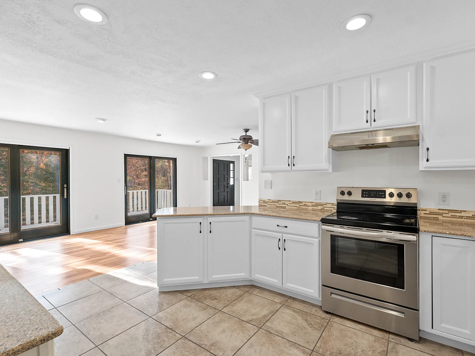 3 bed, 2356 sqft, $2,500 — Photo 2