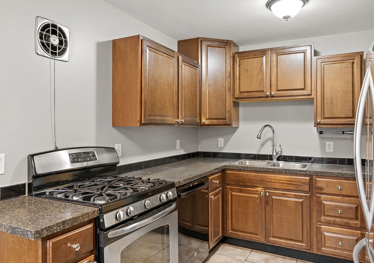 Beautiful 3BR/2Bath House Available Oct 1 — Photo 4