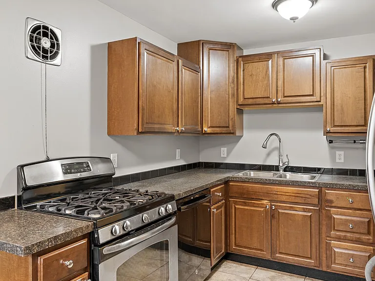 1711 Rose Pl — Photo 4