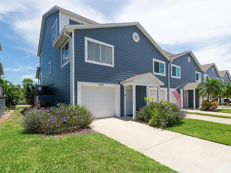 802 Hidden Harbour Dr — Photo 1