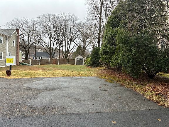 3rd image of 154 Brook Farm Rd