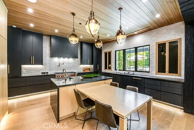 5150 Beeman Ave — Photo 17