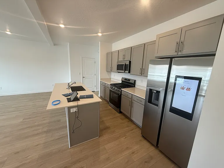 1579 W Viola Ln — Photo 2