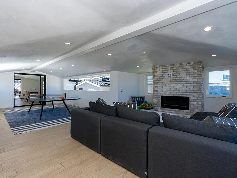 1025 W Balboa Blvd — Photo 44