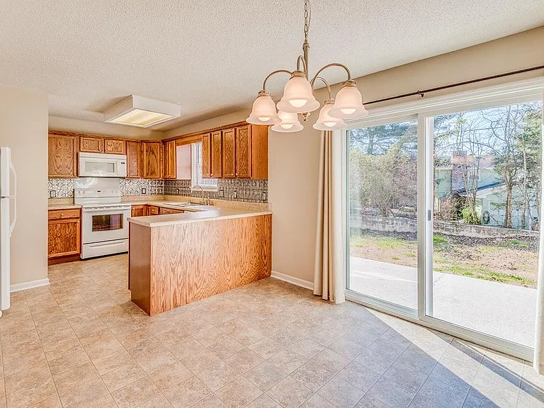 8804 Pebble Creek Rd — Photo 4