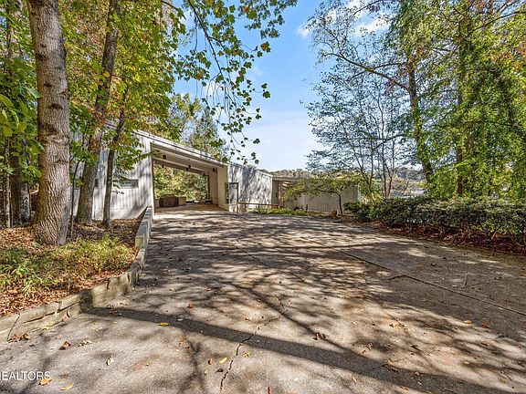 5th image of 8832 Cove Point Ln
