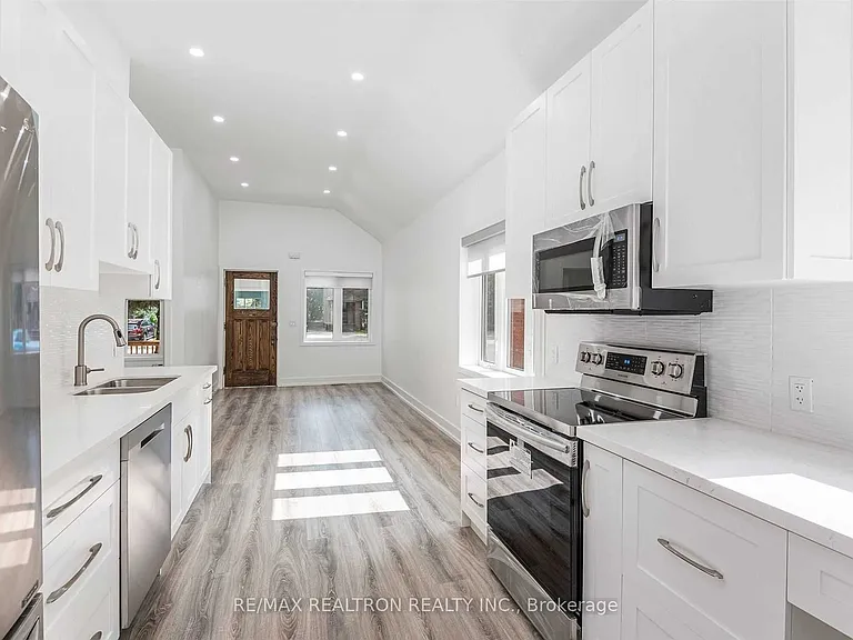 76 Lawrence Ave W — Photo 3