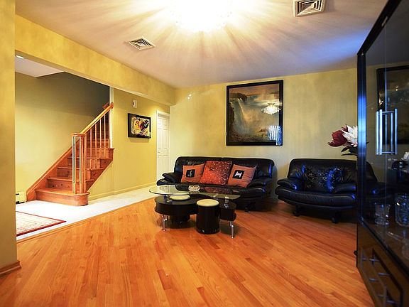 5th image of 54 Whitman Ave