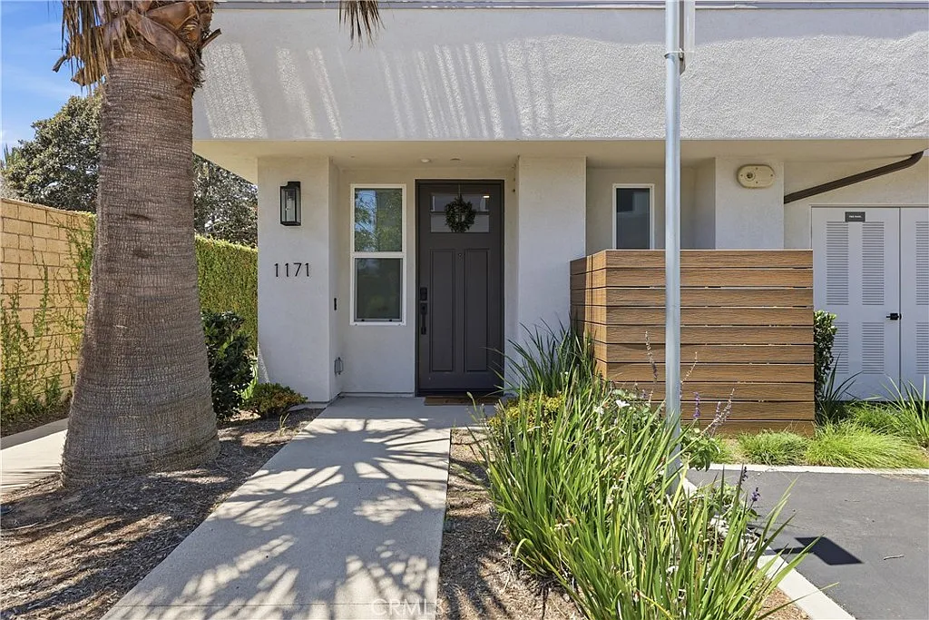 3 bed, 2.5 bath, 1721 sqft, $7,495 — Photo 2
