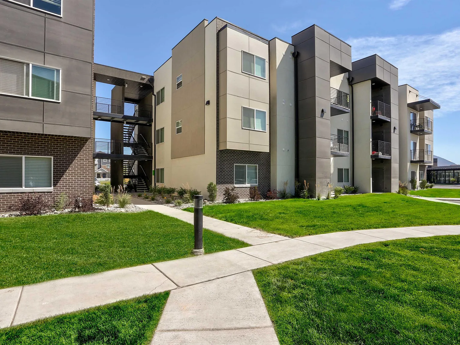 Vine Bldg 14: Unit 206 Type 2: Standard - 206 — Photo 2