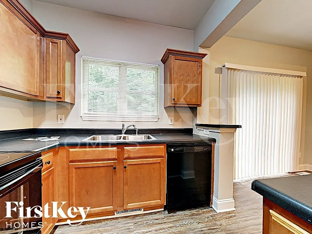 3 bed, 2.5 bath, 1672 sqft, $2,170 — Photo 4