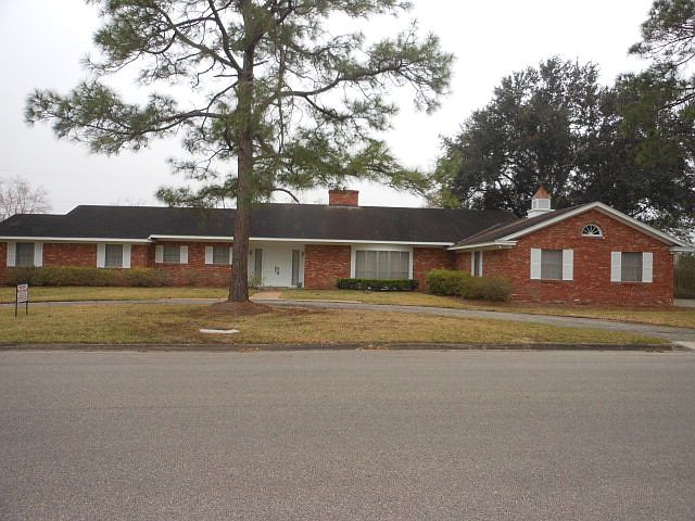1st image of 2600 Hillcrest Dr