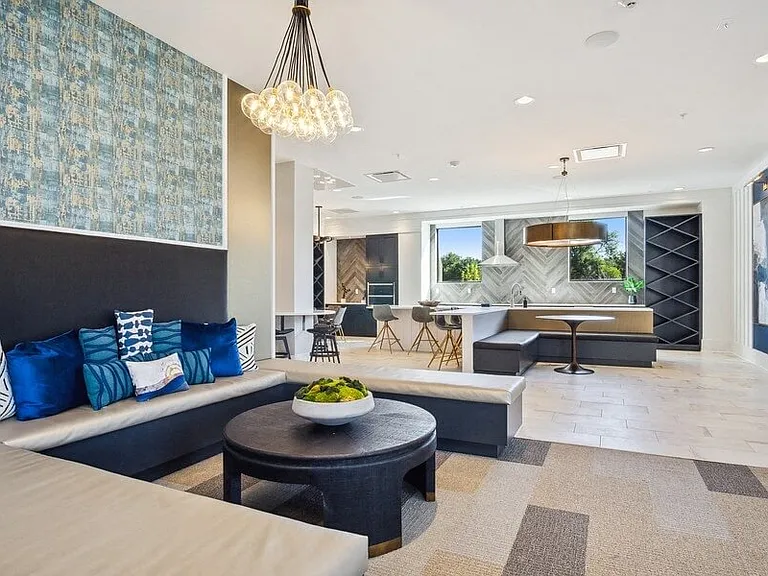 Seven Skies Apartments — Photo 42