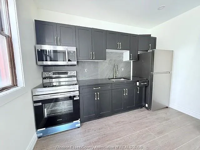 Building Photo - 691 Ouellette Ave #4